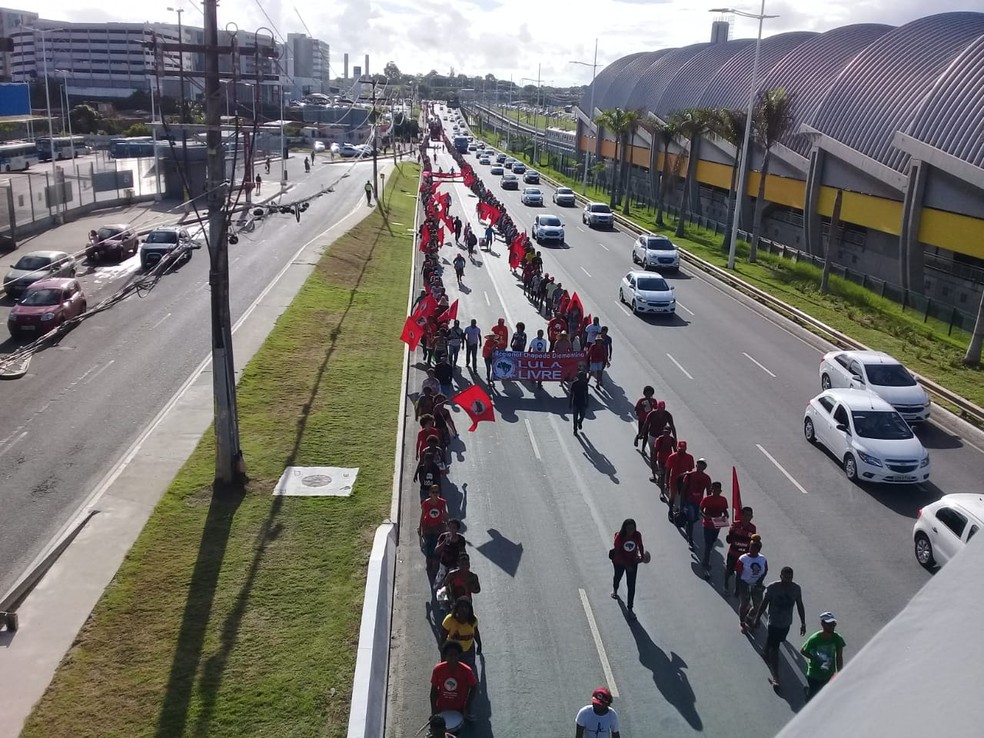 Grupo com pouco mais de mil pessoas iniciou em CamaÃ§ari mobilizaÃ§Ã£o contra a reforma da previdÃªncia e segue para o Centro Administrativo da Bahia. â€” Foto: Cid Vaz / TV Bahia