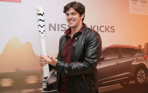 Rafael, confirmado para a nova temporada do 'Vai Que Cola', da Multishow fez sua tradiconal foto com a tocha olímpica. 