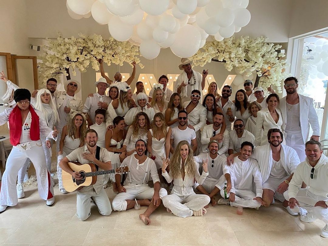 Chris Hemsworth e Elsa Pataky em festa temática com todos os seus amigos vestindo roupas brancas em uma mansão luxuosa (Foto: Instagram)