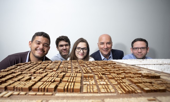 Carlos Eduardo Nunes-Ferreira e seus alunos de Arquitetura e Urbanismo do campus Barra da UVA