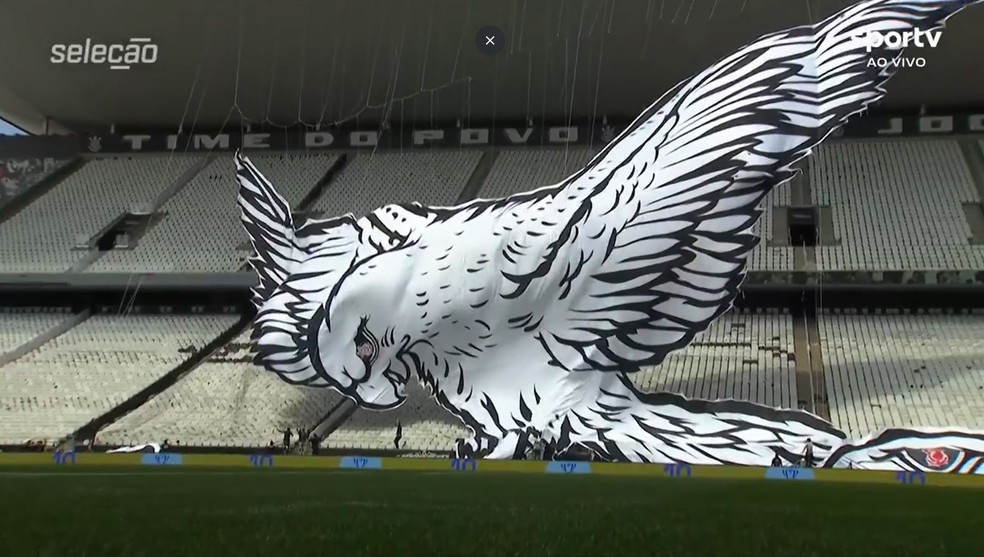 Mutirão com 100 torcedores prepara mosaico do Corinthians com gavião na Arena