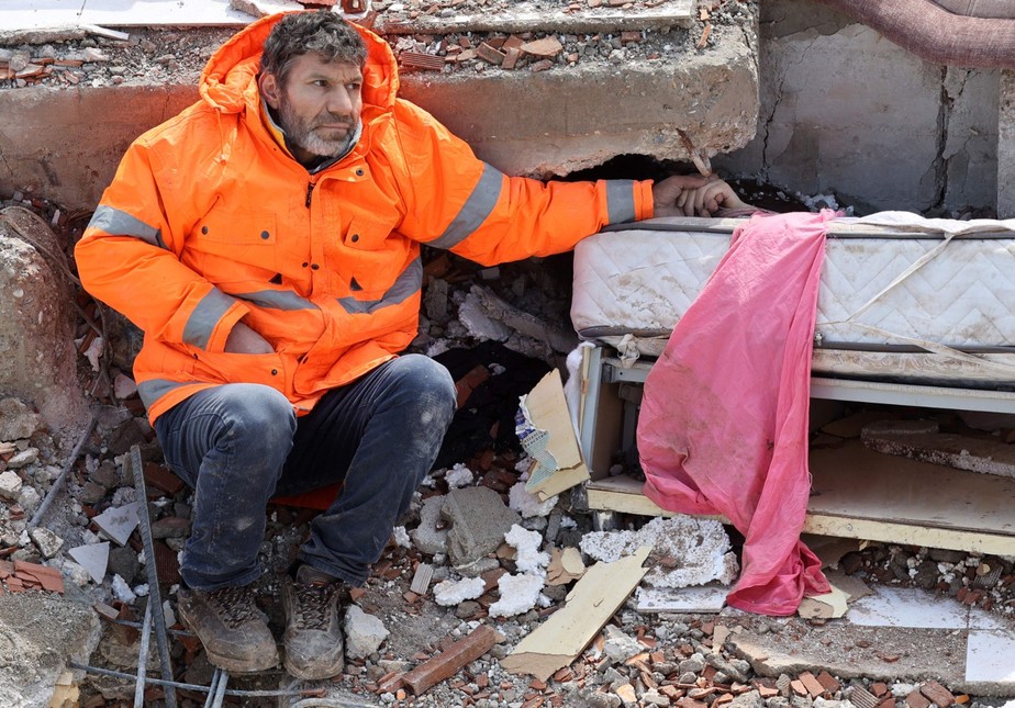 Foto de homem turco segurando a mão de filha morta destaca desespero do terremoto