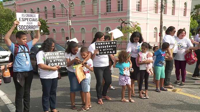 Mães de crianças com autismo protestaram no Recife — Foto: Reprodução/TV Globo