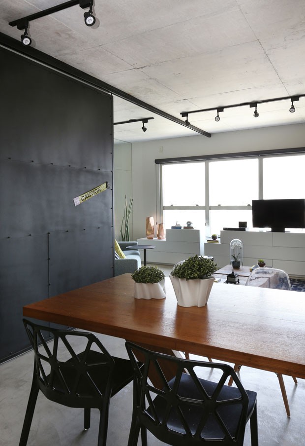 Ferro e concreto aparente são destaques em apartamento de executiva solteira em SP (Foto: Divulgação)