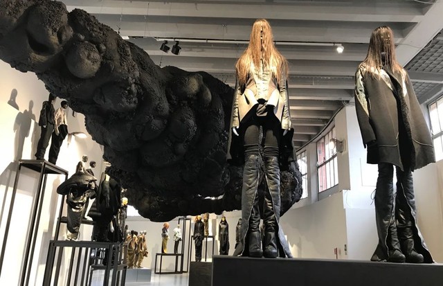 The Rick Owens exhibition at the Triennale in Milan. His own hair is included in the outsized organic coil suspended from the ceiling... (Foto: OWENS CORP)