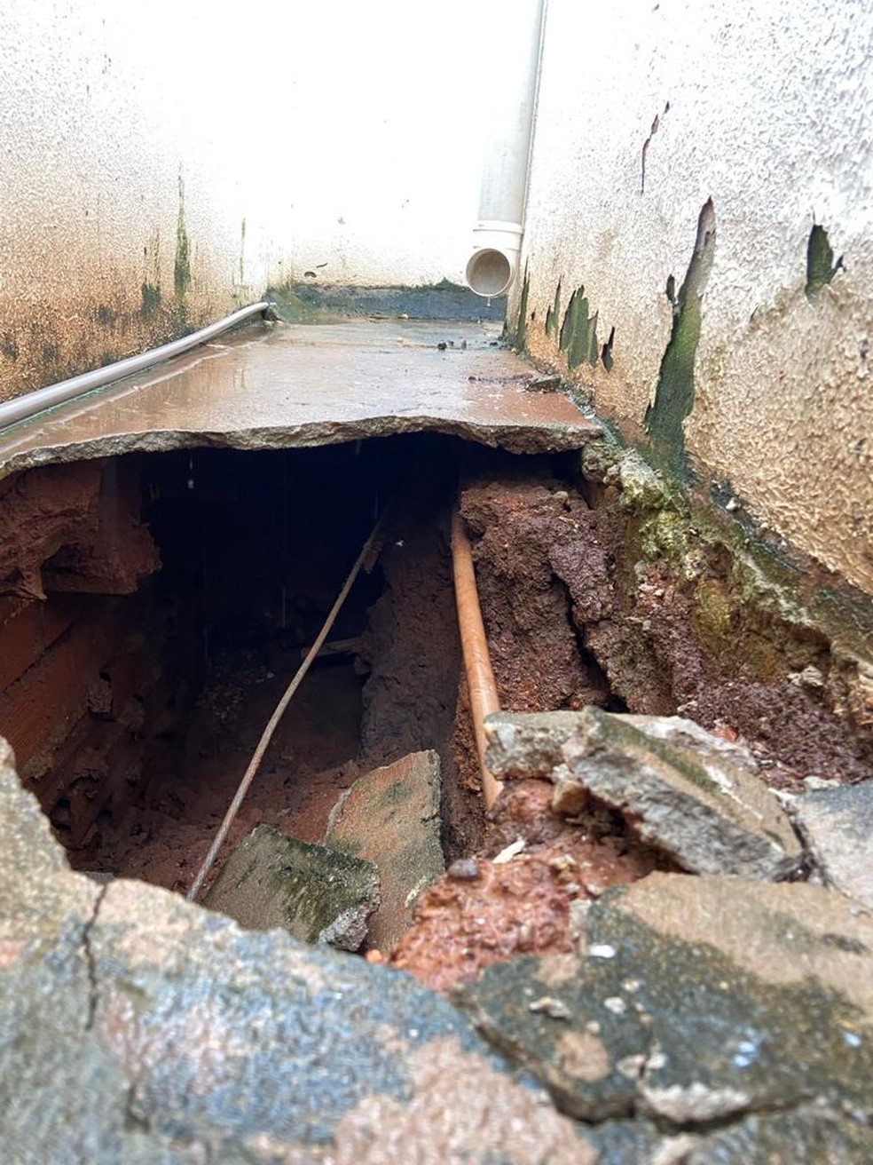 Lateral de prédio tem buracos — Foto: Corpo de Bombeiros-MT