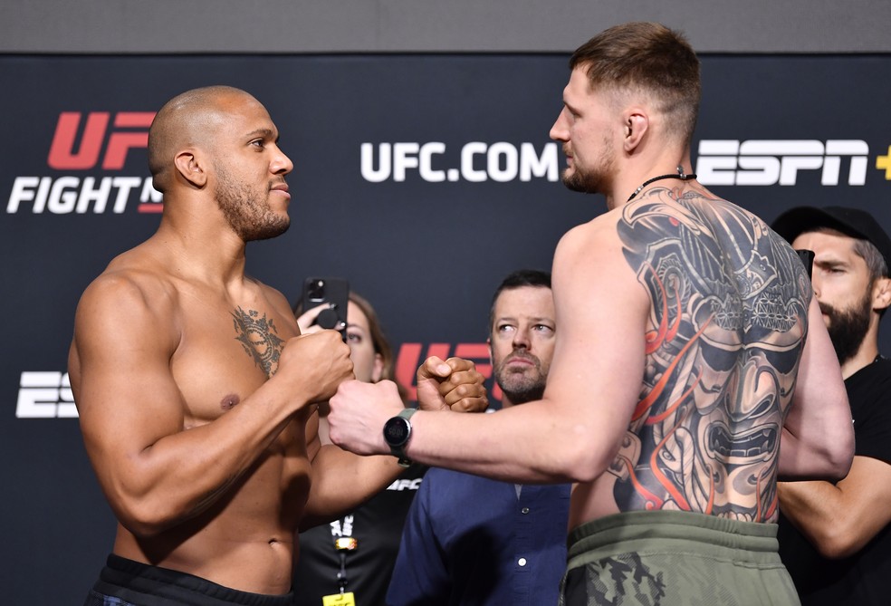 Cyril Gané (esq.) encara Alexander Volkov (dir.) na luta principal do UFC deste sábado — Foto: Getty Images