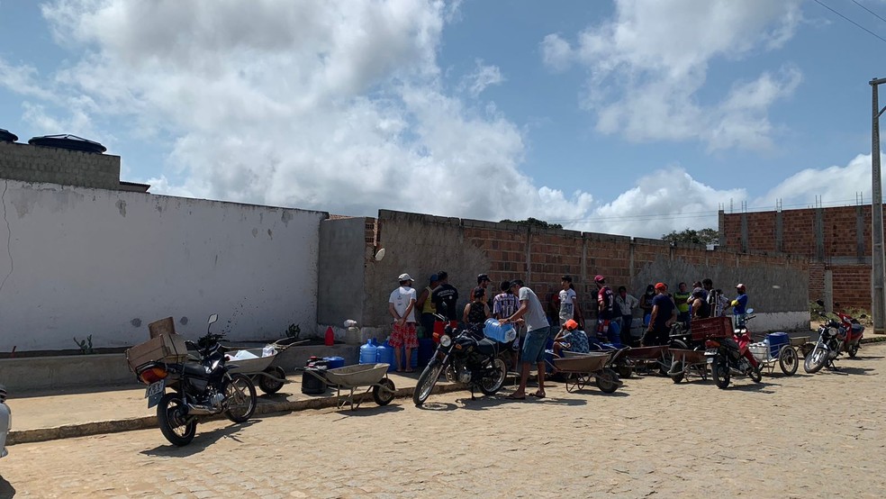 Aglomeração de pessoas para conseguir encher os reservatórios de água — Foto: Erickson Nogueira/g1