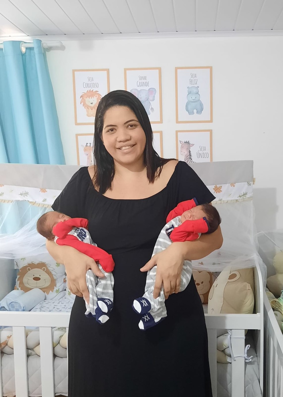 Mãe e bebês estão bem e estão em casa; Théo e Gael nasceram empelicados na bolsa amniótica em São Pedro da Aldeia — Foto: Arquivo pessoal