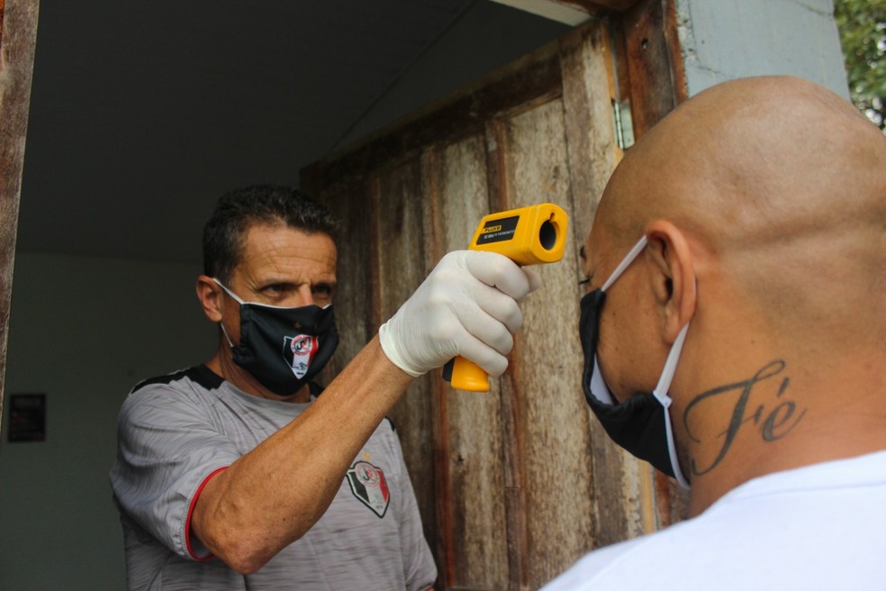 Testes Covid-19, coronavírus, Joinville, termômetro  — Foto: Yan Pedro/JEC