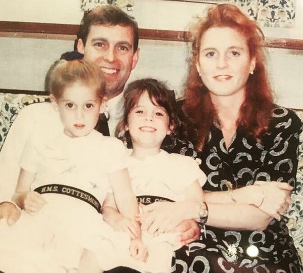 Foto antiga de família do Príncipe Andrew na companhia de Sarah Ferguson e as duas filhas deles, as princesas Beatrice e Eugenie (Foto: Instagram)