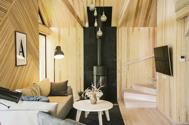 Chalé de 68 m² esbanja amplitude com madeira clara (Foto: Alexandra Kononchenko/Divulgação)
