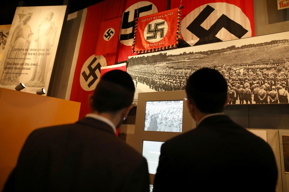 Bandeiras alemãs nazistas com suásticas estão em exposição no Yad Vashem, em Jerusalém  — Foto: Ammar Awad/ Reuters 