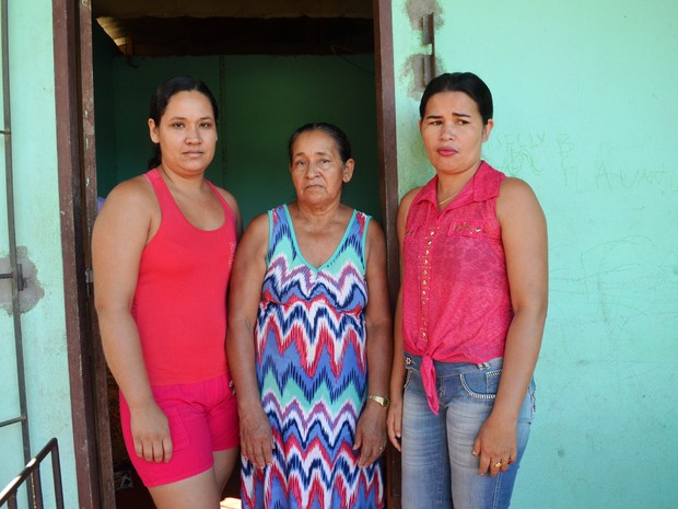 Dona de casas e as duas filhas dizem que ainda não se recuperaram de doença (Foto: Cassio Albuquerque/G1)