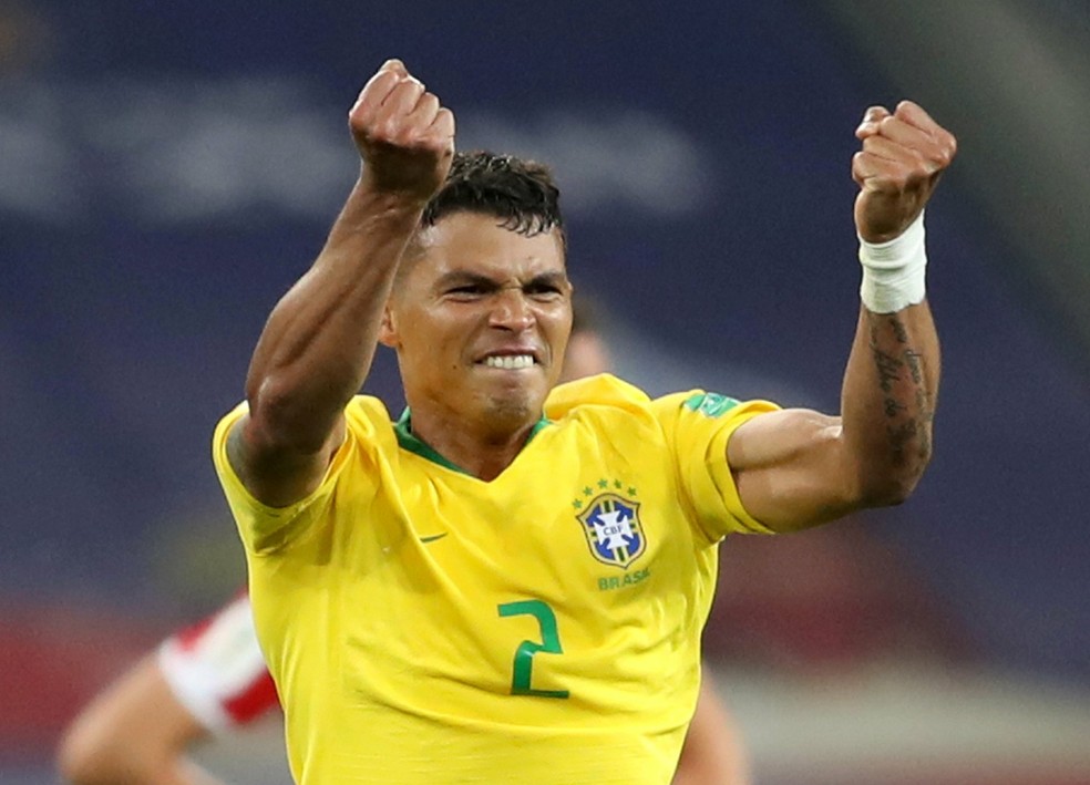 Thiago Silva comemora 2º gol do brasil em cima da Sérvia  (Foto: Carl Recine/Reuters)