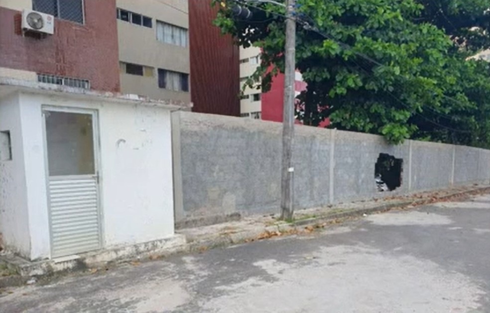 Motorista perde controle da direção de carro e veículo atravessa muro em Salvador — Foto: Reprodução/TV Bahia
