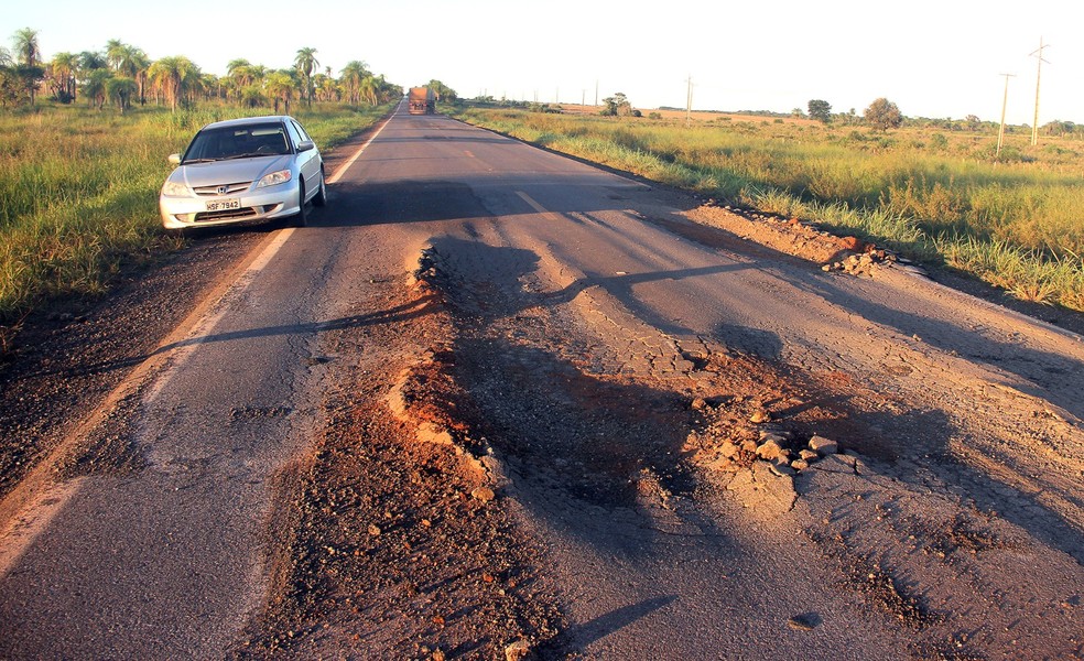 Cratera aberta no meio da pista da BR-267, entre Jardim e Porto Murtinho — Foto: Silvio Andrade