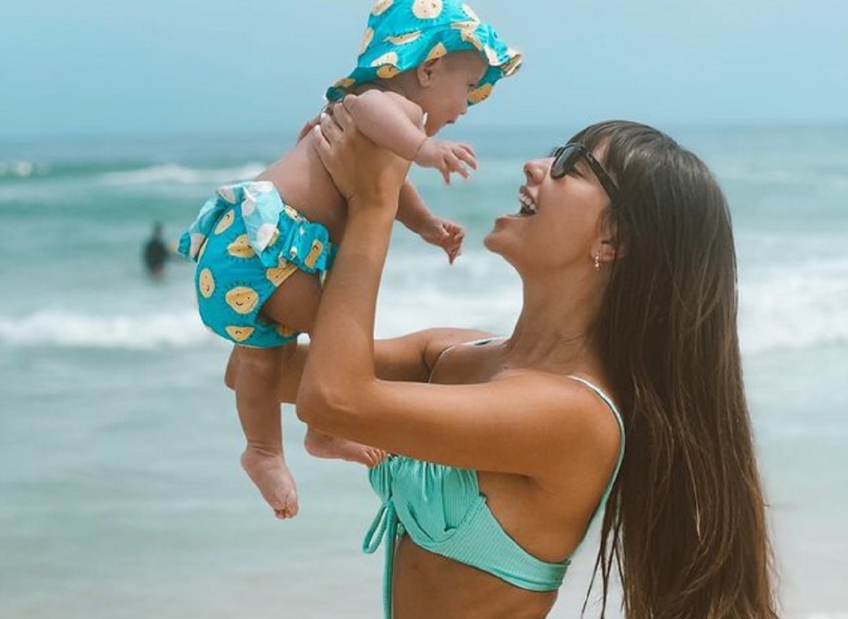 Thaís Braz e a sobrinha, Eva, em praia carioca (Foto: Reprodução/Instagram)