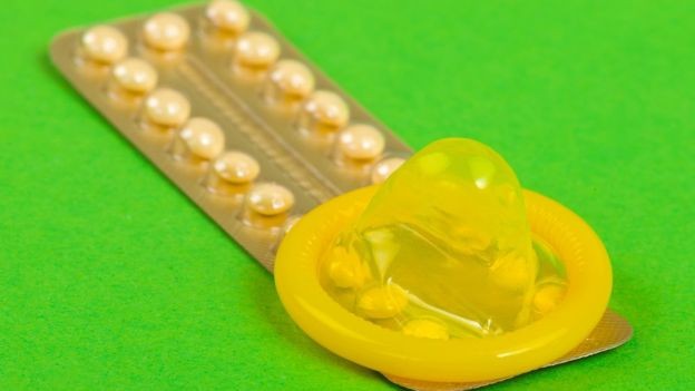 Especialista aponta cortes nos orçamentos de saúde pública, que têm dificultado o acesso de alguns jovens aos serviços de contracepção, como desafio (Foto: GETTY IMAGES/BBC)