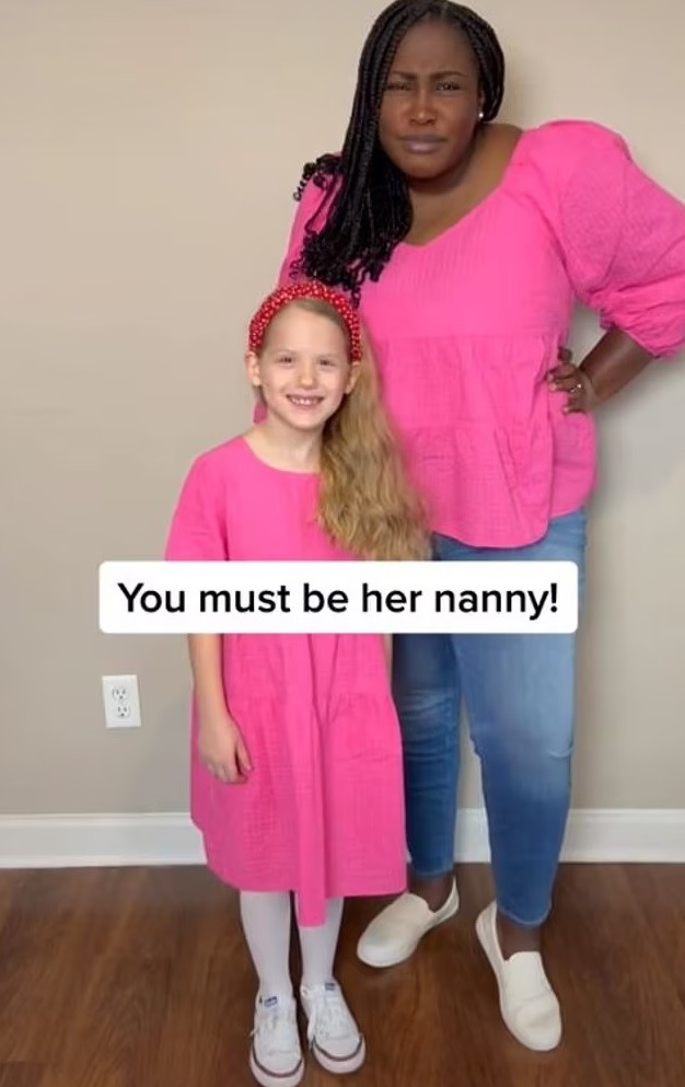Ela gravou um video com a filha, expondo os comentários preconceituosos que escuta sobre sua família (Foto: Reprodução/ TikTok)