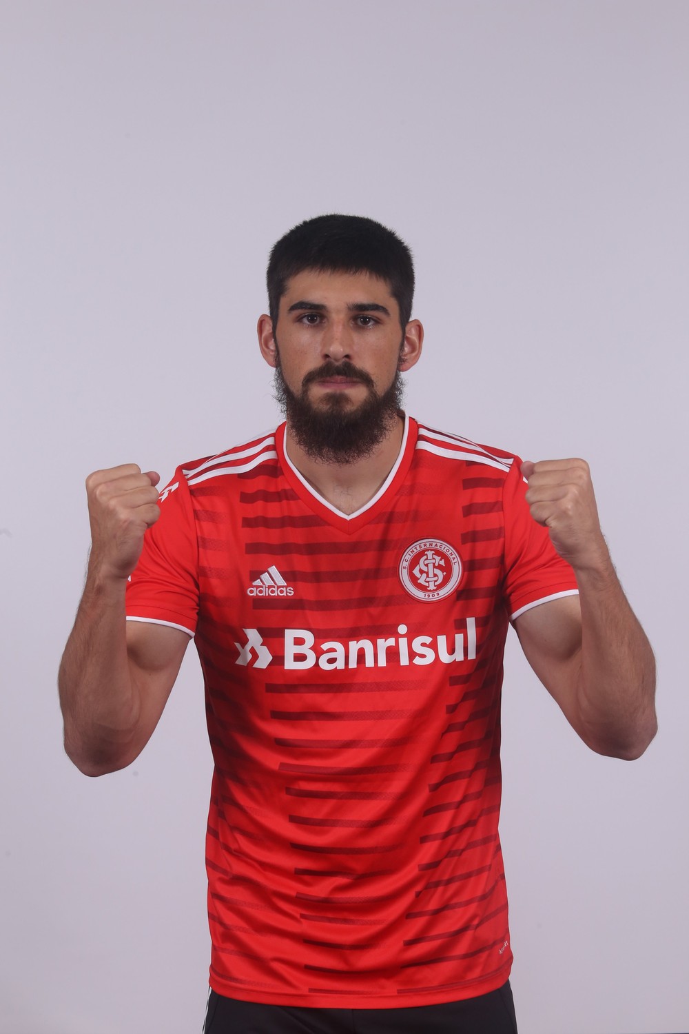 Corinthians recebe sondagem do Atlético de Madrid por zagueiro emprestado ao Inter, diz jornalista