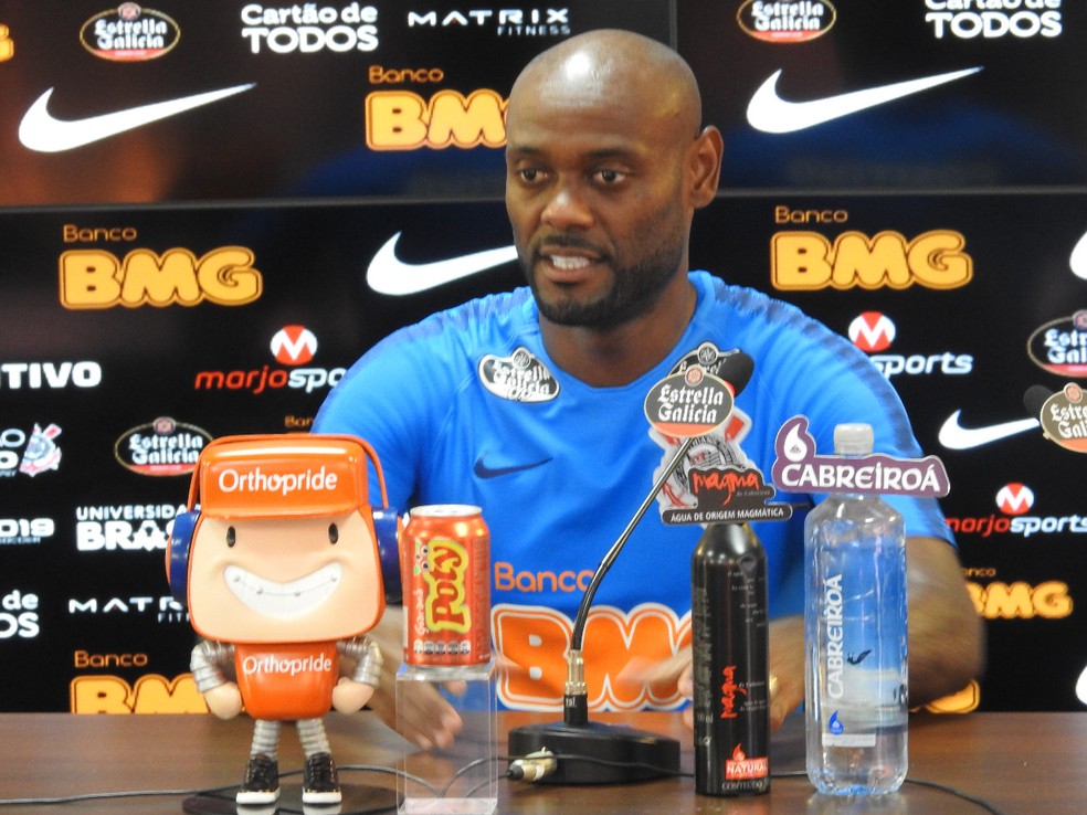 Vagner Love em entrevista coletiva no Corinthians — Foto: Marcelo Braga
