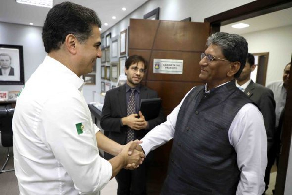 Proposta foi apresentada pelo prefeito Emanuel Pinheiro ao embaixador da Índia no Brasil, Suresh Reddym, durante visita em Cuiabá — Foto: Luiz Alves