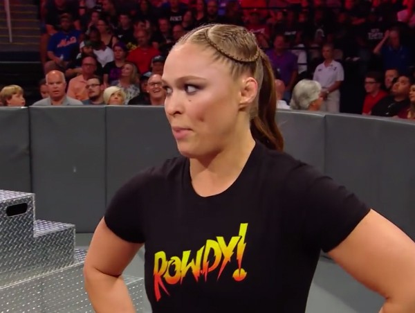 A lutadora Ronda Rousey assustada com o morcego presente em um ringue (Foto: YouTube)