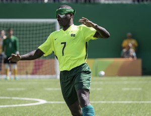Descrição da imagem: Jefinho conduz a bola para levar o Brasil ao ataque (Foto: Daniel Zappe/MPIX/CPB)
