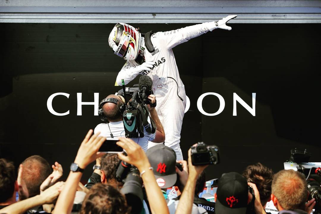 Lewis Hamilton no pódio do GP da Hungria (Foto: Reprodução/Instagram)