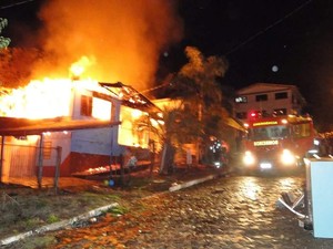 Idoso morreu em incêndio em residência no RS (Foto: João Bóllico/Jornal Minuano)