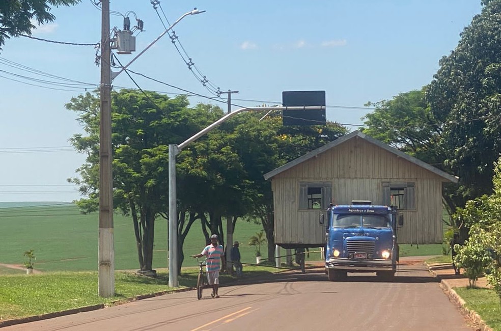 Caminhoneiro transporta casas inteiras em cima de caminhão há 45 anos no interior do Paraná — Foto: Arquivo pessoal