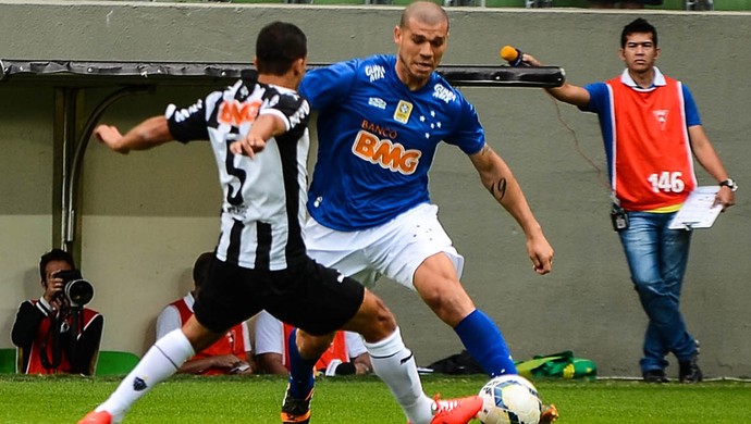 Cruzeiro usa intertemporada nos EUA para aprimorar bola aérea, diz Nilton