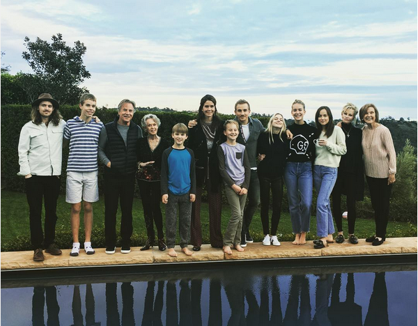A atriz Melanie Griffith com sua família (Foto: Instagram)
