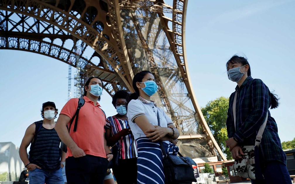 Visitantes esperam em fila o momento de visitar a Torre Eiffel — Foto: Thomas Samson / AFP Photo