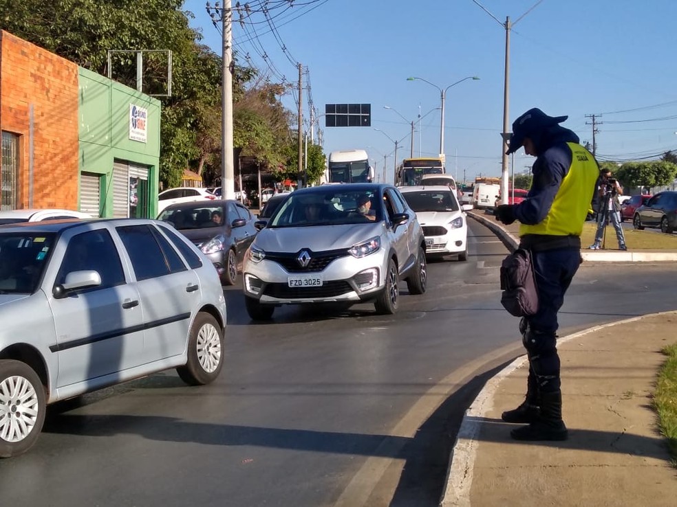 Trânsito no local ficou congestionado e foi desviado pelos agentes de trânsito (Foto: Leandro Trindade/TV Centro América)