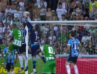 Grêmio retoma defeito antigo e sofre mais de 50% dos gols de bola aérea