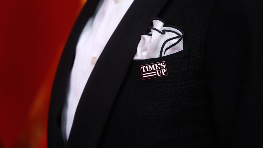 Patrick Stewart chega ao Oscar 2018 com broche do movimento 'Time's Up' (Foto: Carlo Allegri/Reuters)