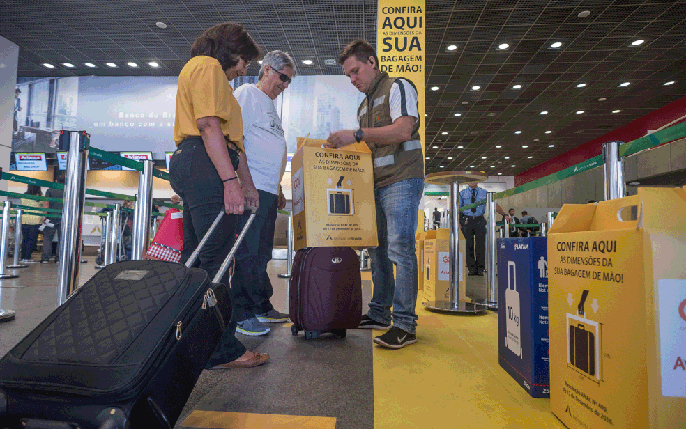 Aeroporto de Brasília promove ação para orientar passageiros sobre tamanho da bagagem de mão (Foto: Inframérica/Divulgação)