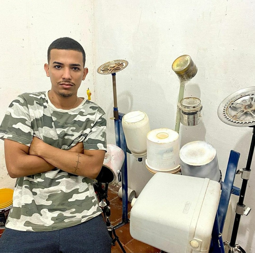 Em visita ao Piauí, Léo Santana presenteia com bateria fã que viralizou por tocar com materiais reciclados — Foto: Reprodução/Redes Sociais