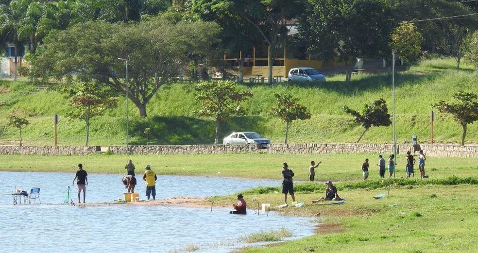Banhistas e pescadores ignoram quarentena e frequentam represa do Broa em Itirapina; veja fotos