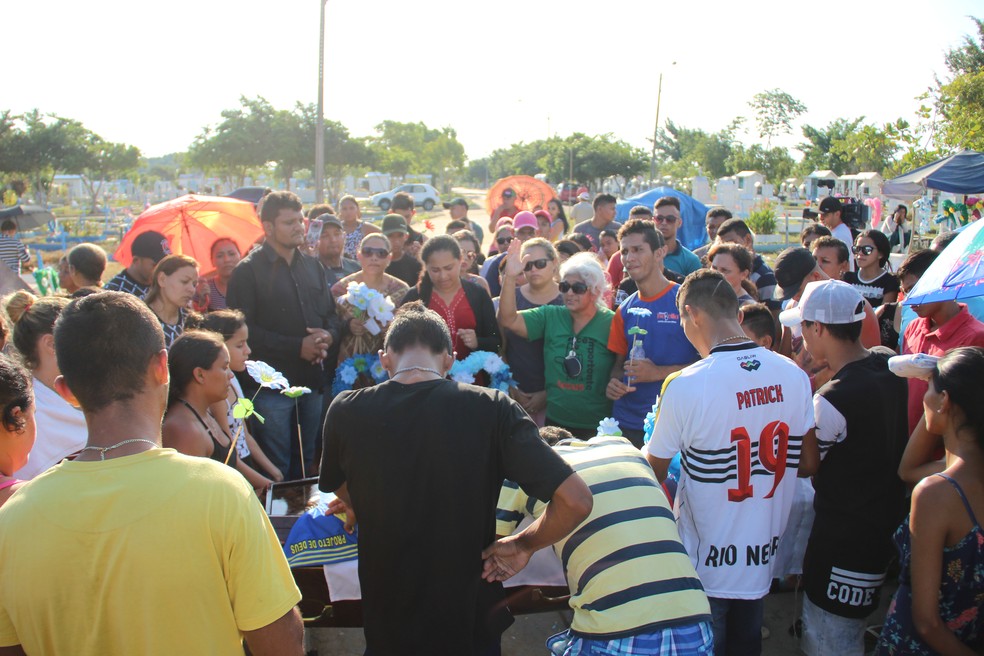 Multidão acompanhou velório e enterro de atleta (Foto: Gabriel Mansur)
