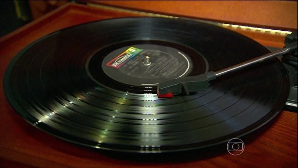 O plÃ¡stico permitiu que a mÃºsica fosse gravada e reproduzida (Foto: ReproduÃ§Ã£o/TV Globo)