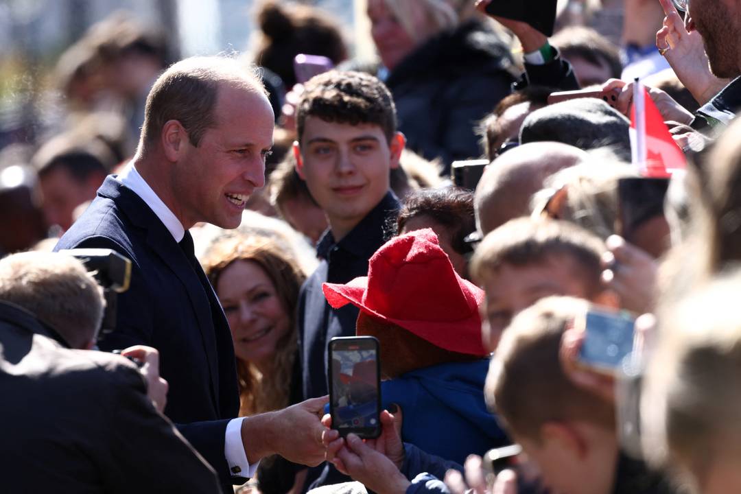 Príncipe William entre as pessoas na fila neste sábado