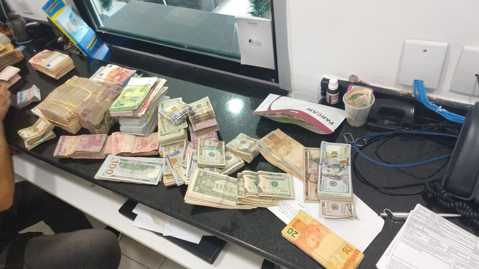 Dólares americanos e reais foram encontrados durante operação da PF contra contrabando de ouro em Roraima — Foto: Polícia Federal/Divulgação