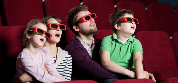 Família assistindo filme 3D no cinema com óculos (Foto: Shutterstock)