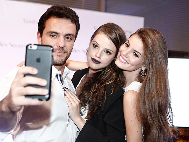 Rodrigo Lombardi faz um selfie com Camila e Agatha Moreira (Foto: Inácio Moraes / Gshow)