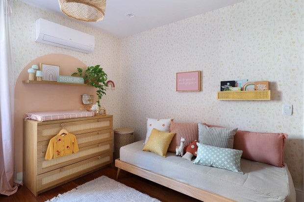 Décor do dia: quarto de bebê com marcenaria clara e arco na parede (Foto: Leonardo Costa)