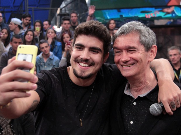 Caio Castro faz um selfie com o apresentador Serginho Groisman (Foto: TV Globo/Altas Horas)