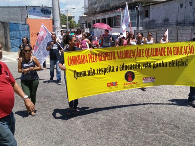 Professores Municipais ralizaram manifestação na manhã desta sexta-feira (12) (Foto: Dayse Macedo / ASPROLF Sindicato)